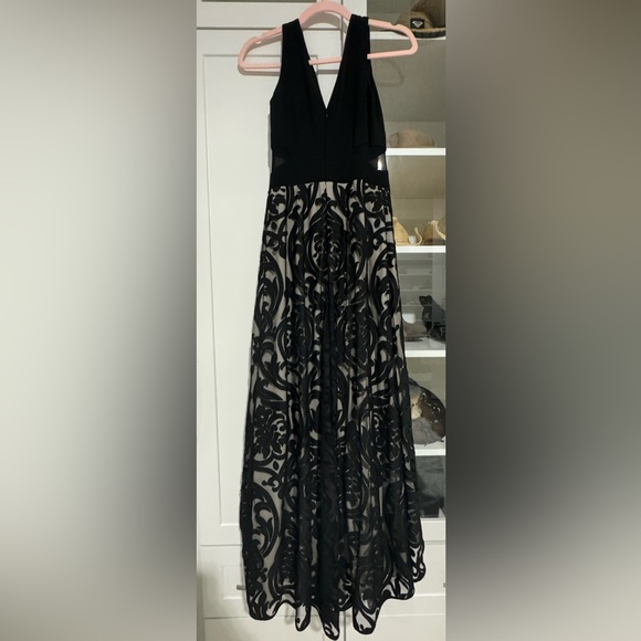 Beautiful laced gown Escape Nordstrom Size 6 runs Small 4-6 - Picture 3 of 6